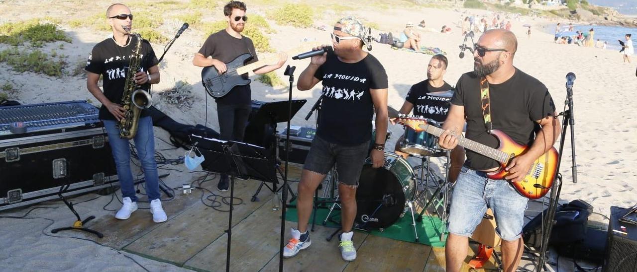 Actuación de la banda La Movida en una playa de O Grove, el verano pasado.