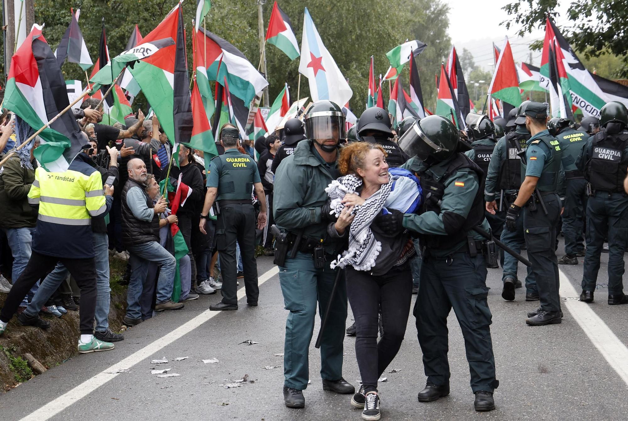 Concentraciones contra el equipo de Israel por el genocidio en Palestina durante el paso de La Vuelta por la provincia de Pontevedra
