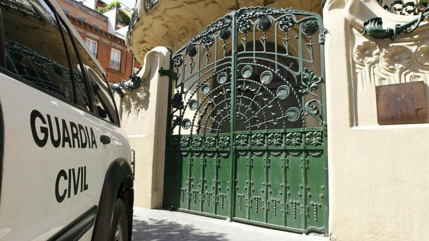 La Guardia Civil ante la sede de la SGAE en un imagen de archivo.