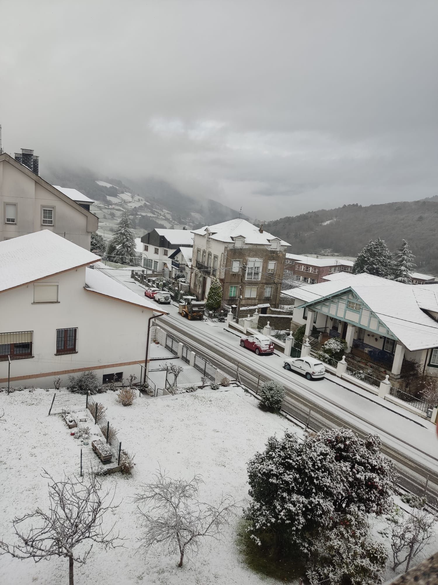 La nieve de la borrasca Juliette cubre de blanco Villanueva de Oscos.