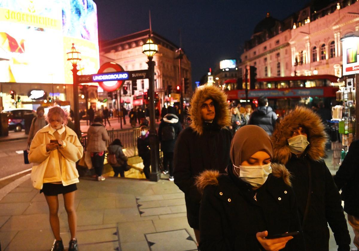 La oleada de bajas por enfermedad en el Reino Unido, donde esta semana se han superado los 100.000 contagios diarios de coronavirus, amenaza servicios básicos como la sanidad y el transporte, especialmente en Londres, epicentro de la expansión de la variante ómicron.