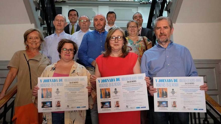 Beatriz Flórez y Loli Olavarrieta, en el centro, junto a miembros de &quot;Mierenses en el Mundo&quot; y representantes de los grupos municipales de Mieres, ayer.