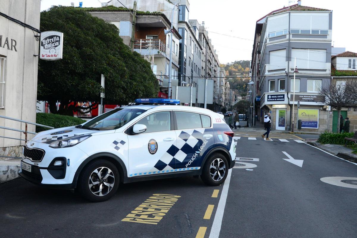 Uno de los vehículos de la Policía Local de Bueu.