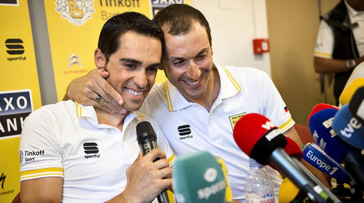 Ivan Basso es recolza en Alberto Contador, durant la roda de premsa en què ha anunciat que té càncer i abandona el Tour.