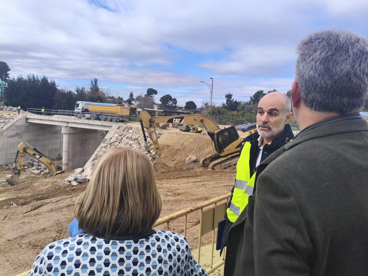 Prueba de carga sobre el puente observado por el conseller Martínez Mus y la alcaldesa Conxa García.