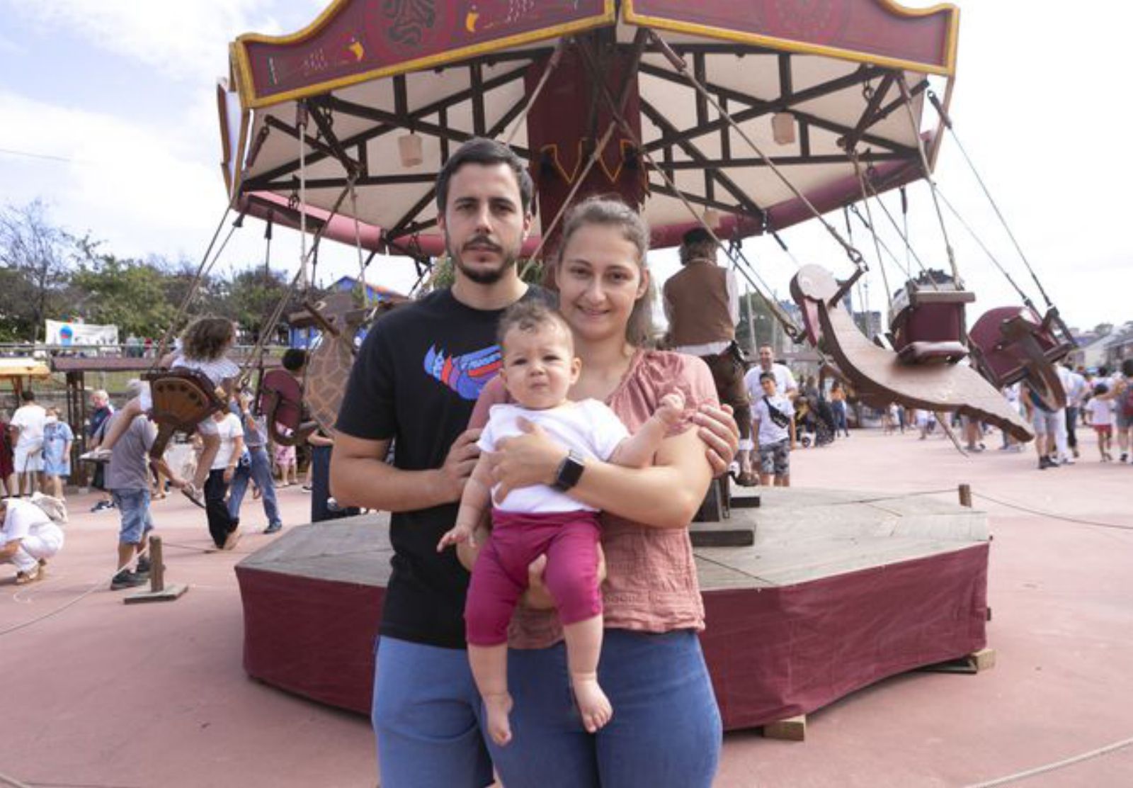 Abril Fernández, con sus padres, Miguel y Rosalina. | María Fuentes