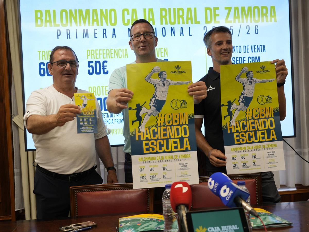 Narciso Prieto, Iñaki Gómez y Guillermo García posan con el cartel de la campaña de socios del Balonmano Zamora