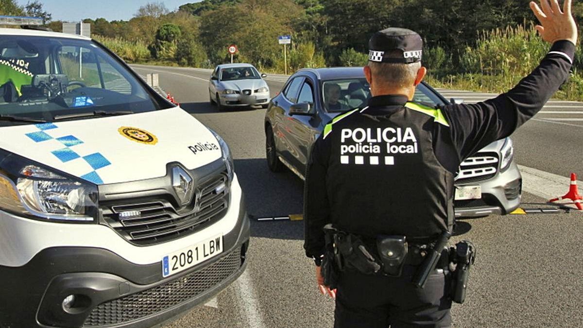 La policia local de Blanes interposant una multa.