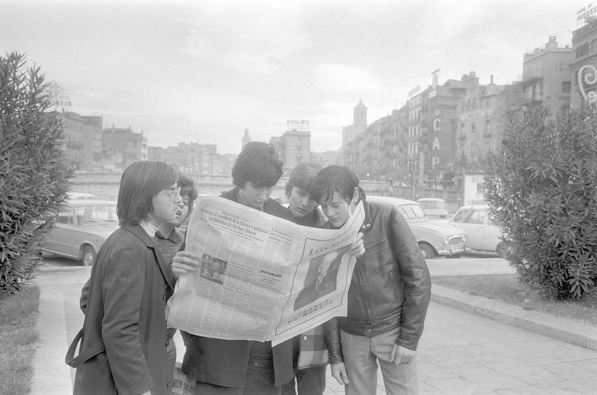 Gironins llegint a la premsa informacions sobre la mort de Franco.