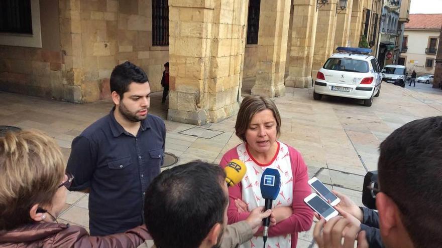 Rubén Rosón y Ana Taboada, ayer, durante la rueda de prensa improvisada tras el acuerdo.