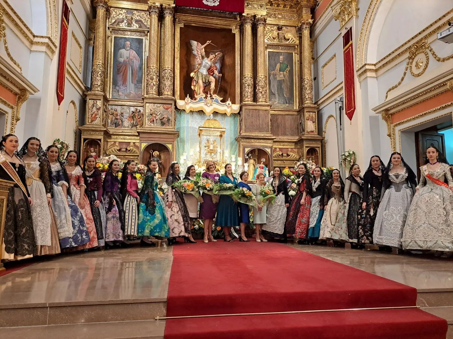 Altura ofrece flores a la Virgen de la Cueva Santa