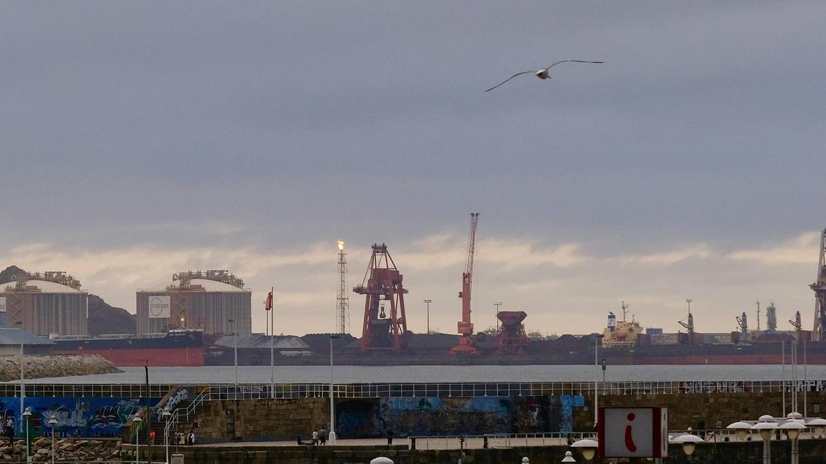 Vista de El Musel, con la regasificadora a la izquierda, desde la redacción de LA NUEVA ESPAÑA de Gijón.