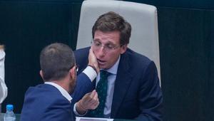 El momento en el que un concejal del PSOE se levanta en el Pleno de Madrid para palmearle la cara a Almeida