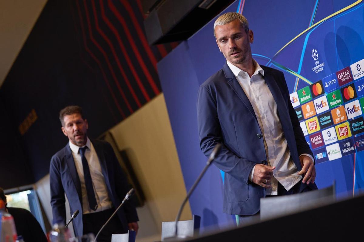 Simeone y Griezmann llegando a la rueda de prensa