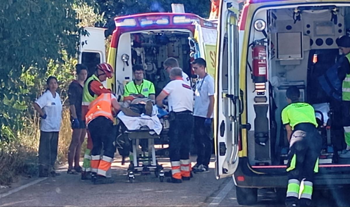 Un momento del traslado del herido en camilla hasta la unidad del SAMU.