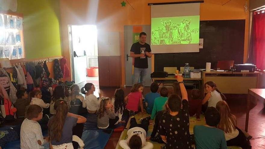 Los usuarios del Servizo Ludico, durante una charla el pasado mayo.