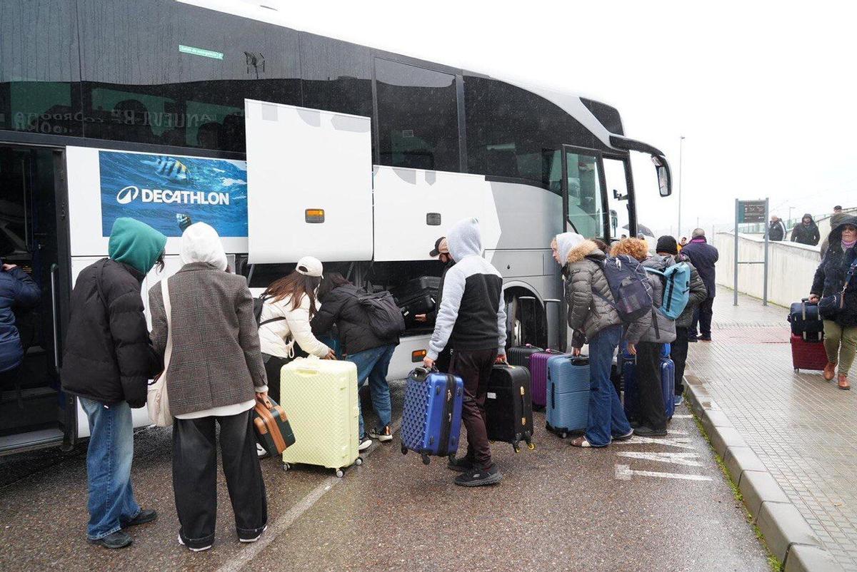 Transbordo de viajeros en Villanueva de Córdoba.