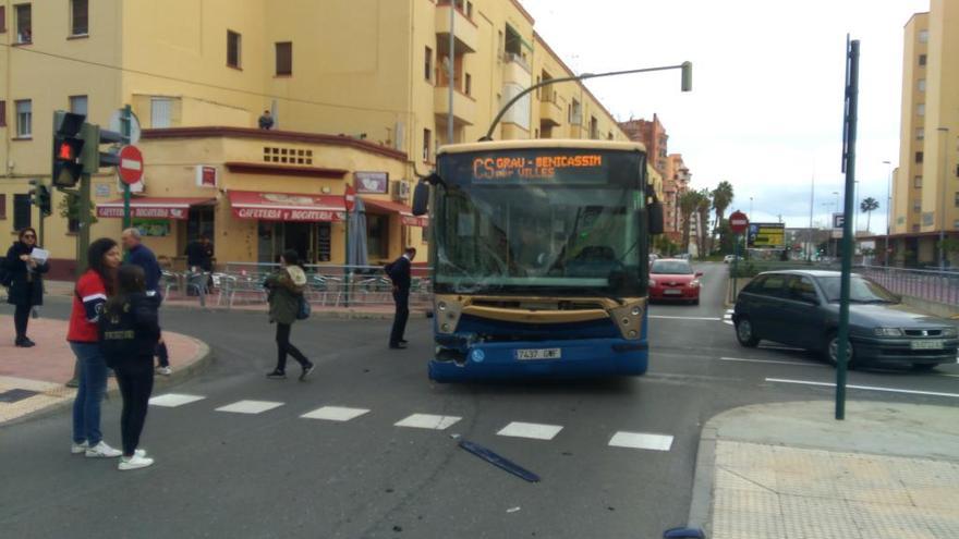 Una colisión entre un autobús y un turismo sorprende a los vecinos de la avenida del Mar