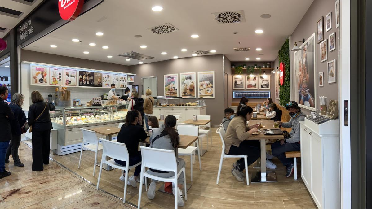 La cadena castellonina ha modernitzat la botiga que té situada en un centre comercial de la Jonquera