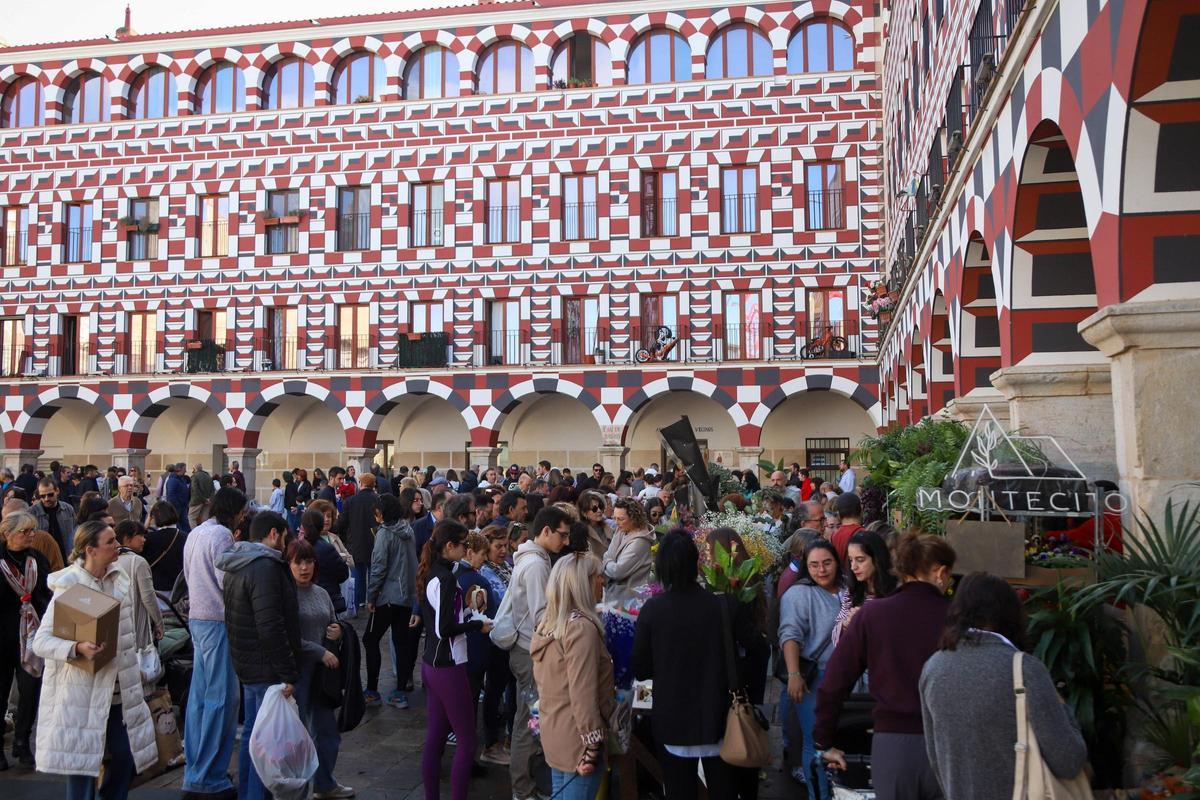 Ambiente junto a los soportales de la Casas Coloradas, donde se han instalado los puestos.