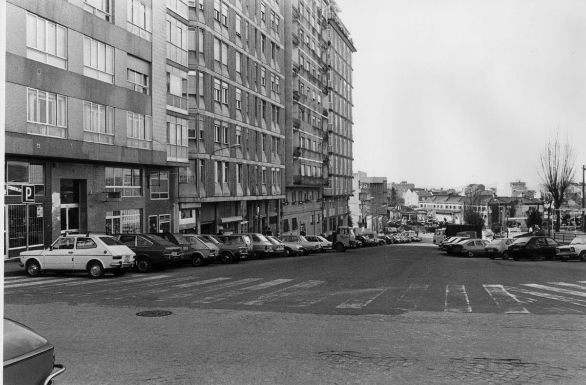 Vista del calle Jenaro de la Fuente hacia el cruce con Aragón, en marzo de 1990. Vista del calle Jenaro de la Fuente hacia el cruce con Aragón, en marzo de 1990.