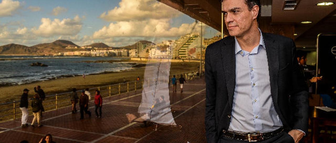 Pedro Sánchez, ayer, en un hotel contemplando la playa de Las Canteras.