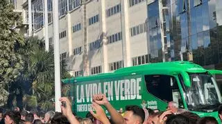 Así ha sido la salida del autobús del Betis del Al-Andalus al Benito Villamarín