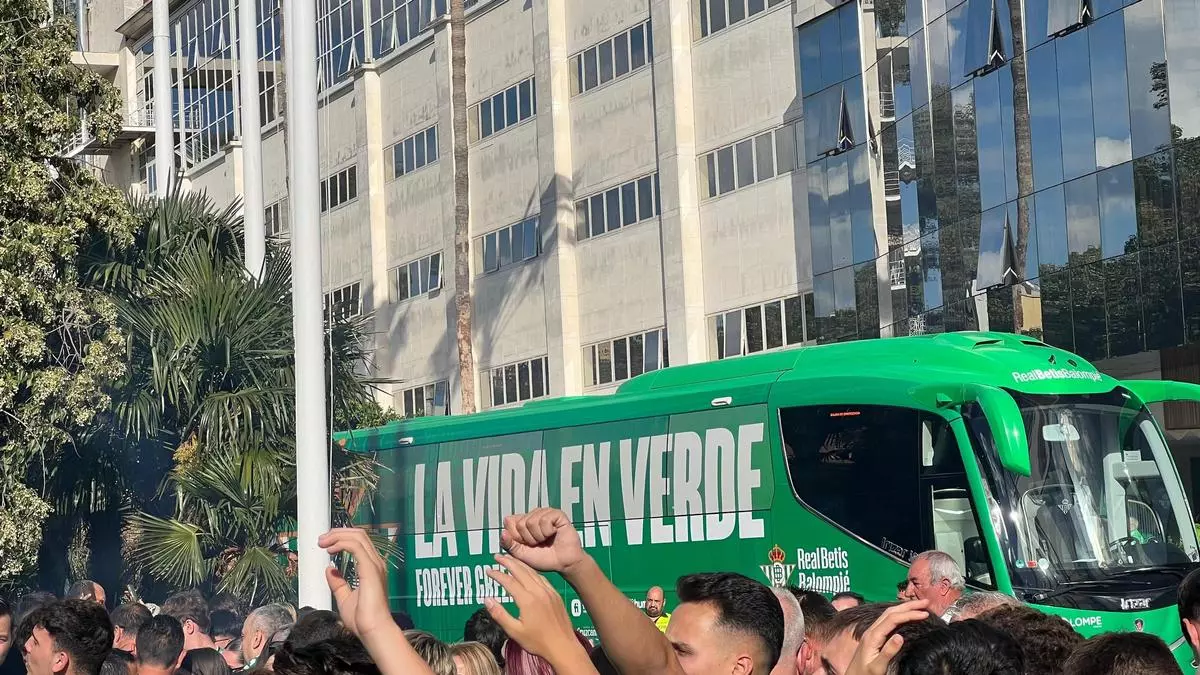 Así ha sido la salida del autobús del Betis del Al-Andalus al Benito Villamarín