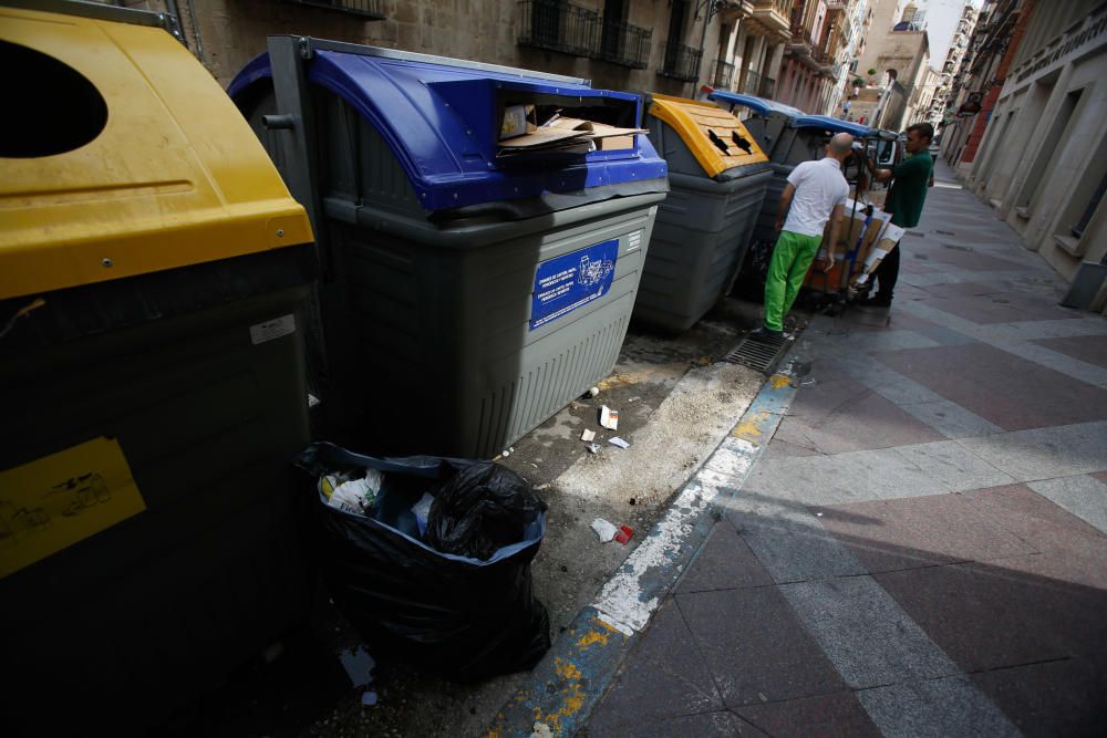 La basura vuelve a acumularse tras la segunda noche de huelga