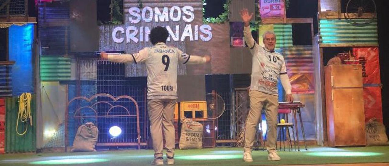 Xosé Antonio Touriñán y Carlos Blanco, el sábado, con las camisetas del Frigoríficos del Morrazo.   | // M.C.
