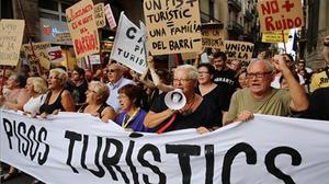 Els veïns de la Barceloneta contra els pisos turístics i el turisme de borratxera.