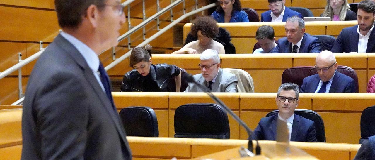 Alberto Nuñez Feijóo  y Felix Bolaños   durante el Pleno del Congreso  de Reforma del artículo 49 de la Constitución Española.