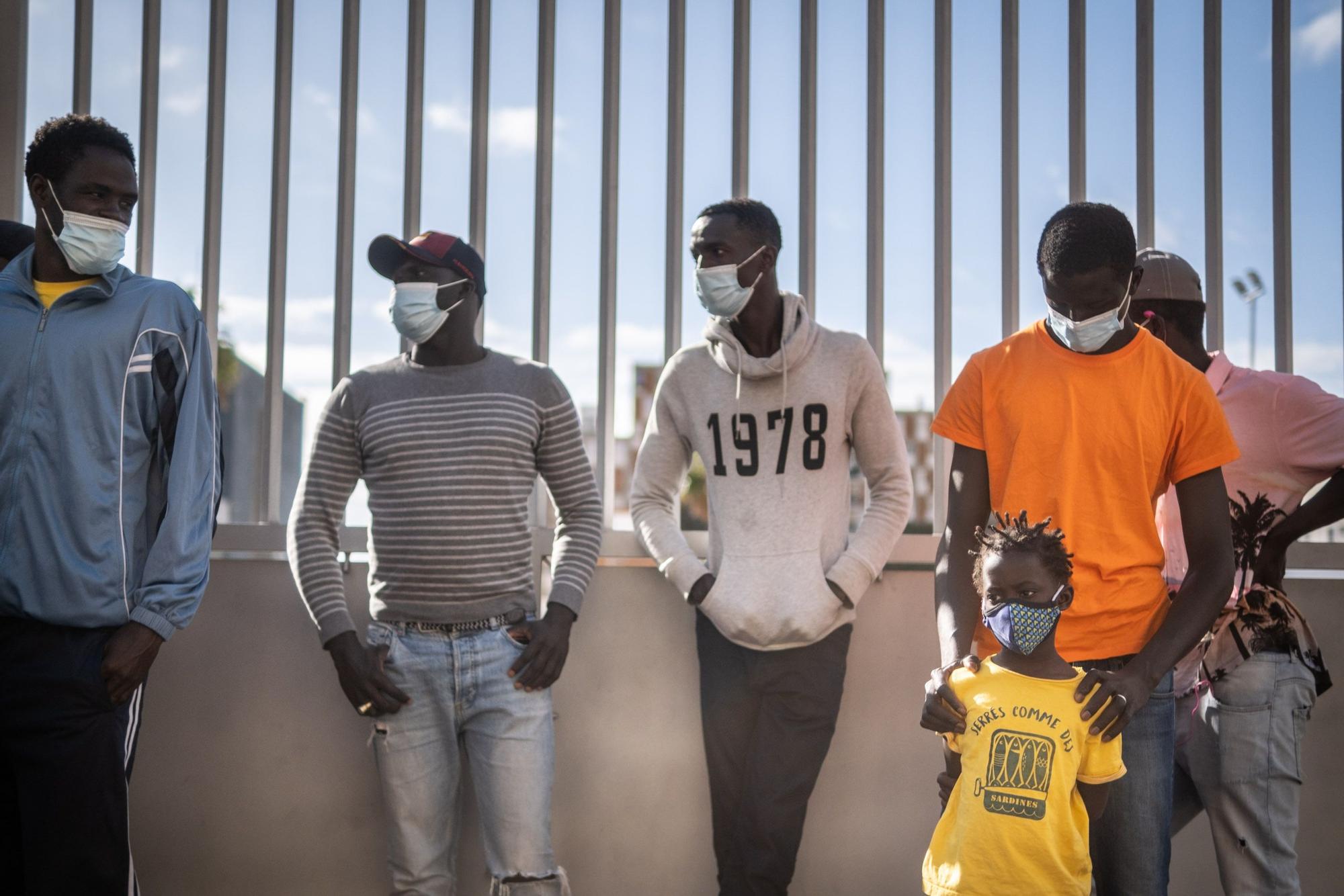 Concentración de migrantes ante la antigua prisión Tenerife I.