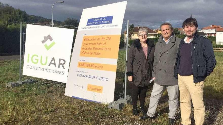 Carmen Arango, Fermín Bravo y Emilio González, de la empresa constructora Iguastur-Ceteco, en Muros.