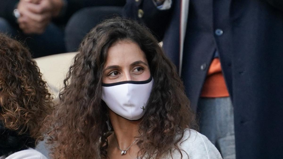Xisca Perelló con jeans clásicos y una chaqueta de punto gris viendo el partido de Rafa Nadal en Roland Garros