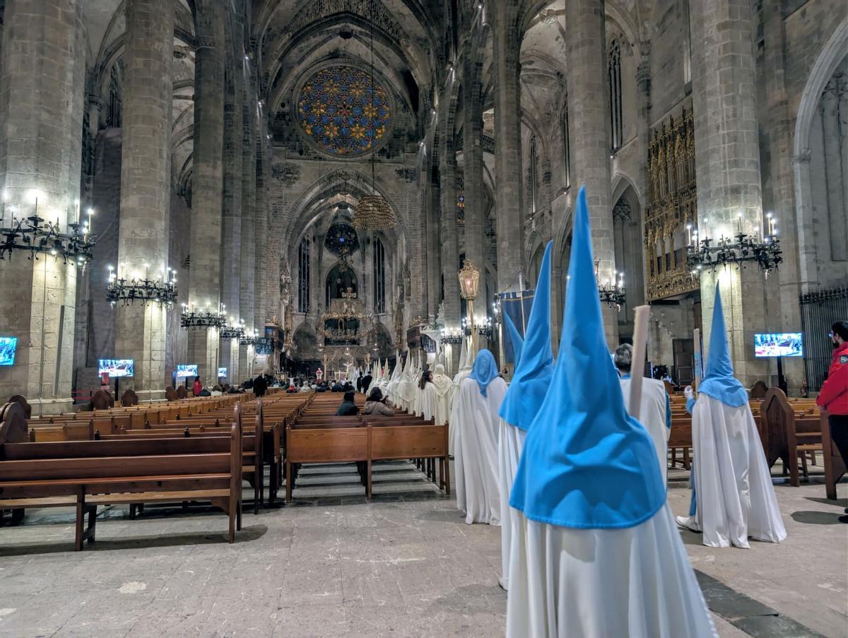 La llegada de la procesión del Crist de la Sang a la Catedral, en imágenes