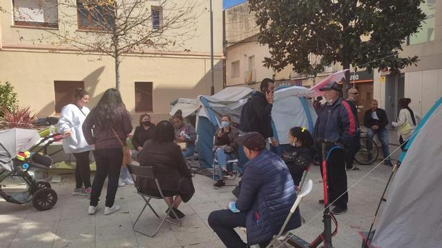 Miembros de la PAH Rubí acampan en la plaza Pere Aguilera