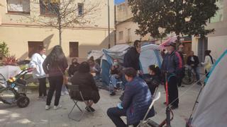 La PAH de Rubí acampa en la plaza del Ayuntamiento para frenar los desahucios de la ciudad