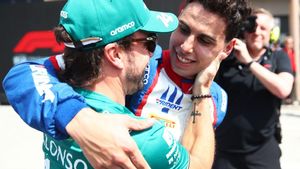 Gabriel Bartoleto y Fernando Alonso, en el circuito de Bahréin.