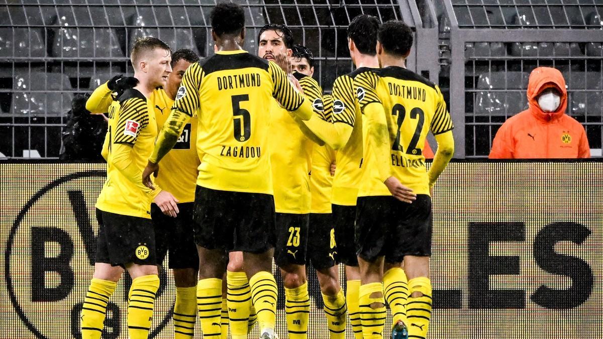 Reus celebrando su gol con los compañeros