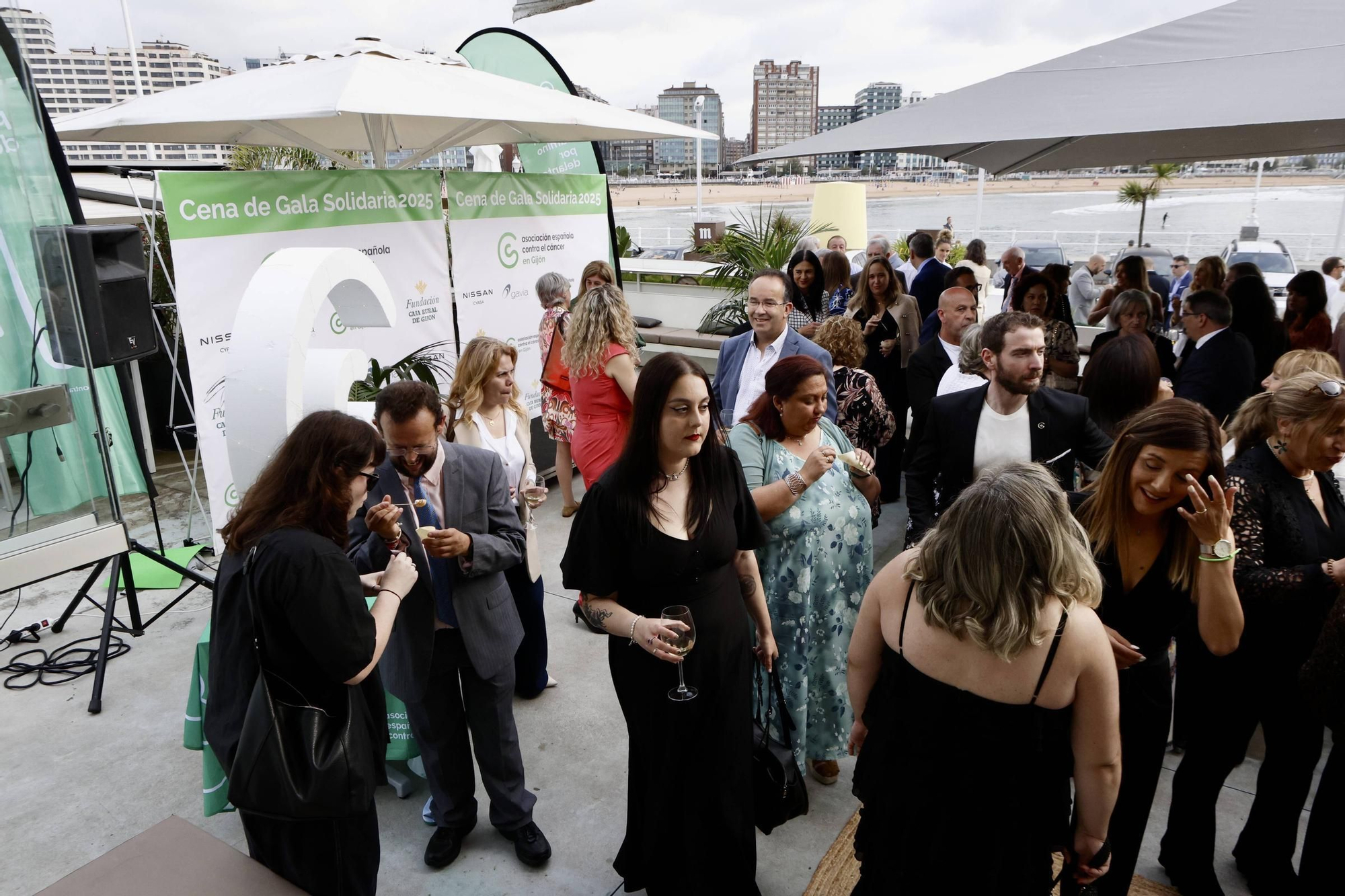 La cena solidaria de la Asociación Española Contra el Cánder en Gijón, en imágenes