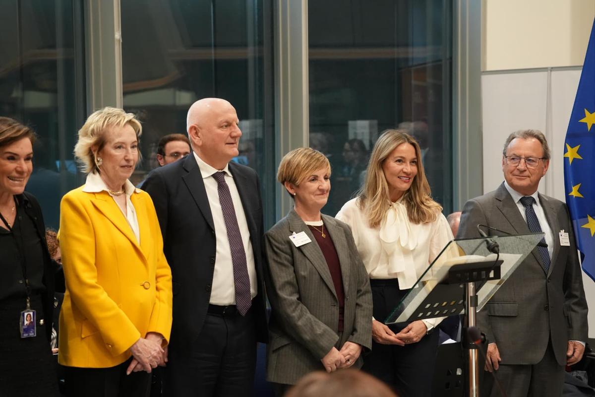 Representantes empresariales y políticos de la Comunitat Valenciana e Italia, durante la presentación del manifiesto en Bruselas.