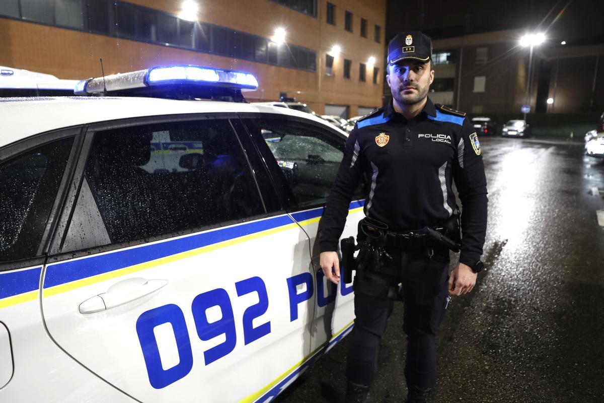 El subinspector de la Policía Local de Oviedo Mario Álvarez, junto al cuartel ovetense.