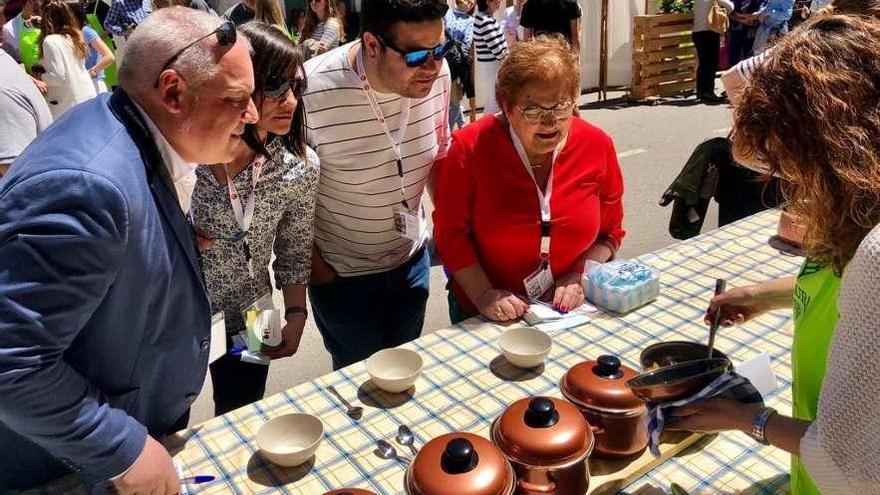 La degustación popular de los potajes de Navelgas.