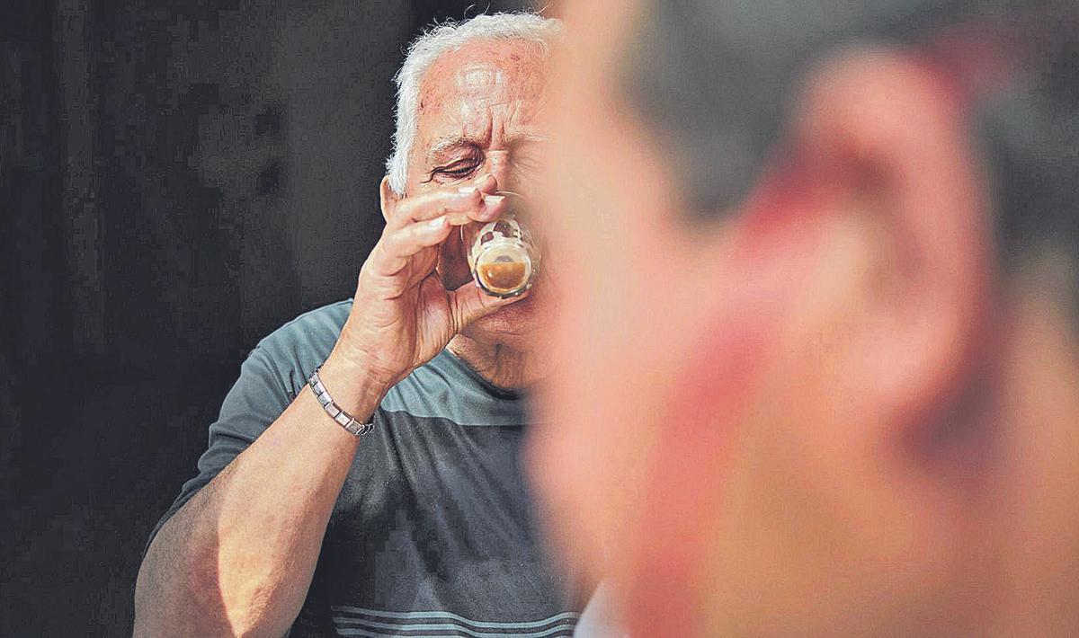 Un hombre se toma un barraquito en una terraza de San Sebastián de La Gomera.