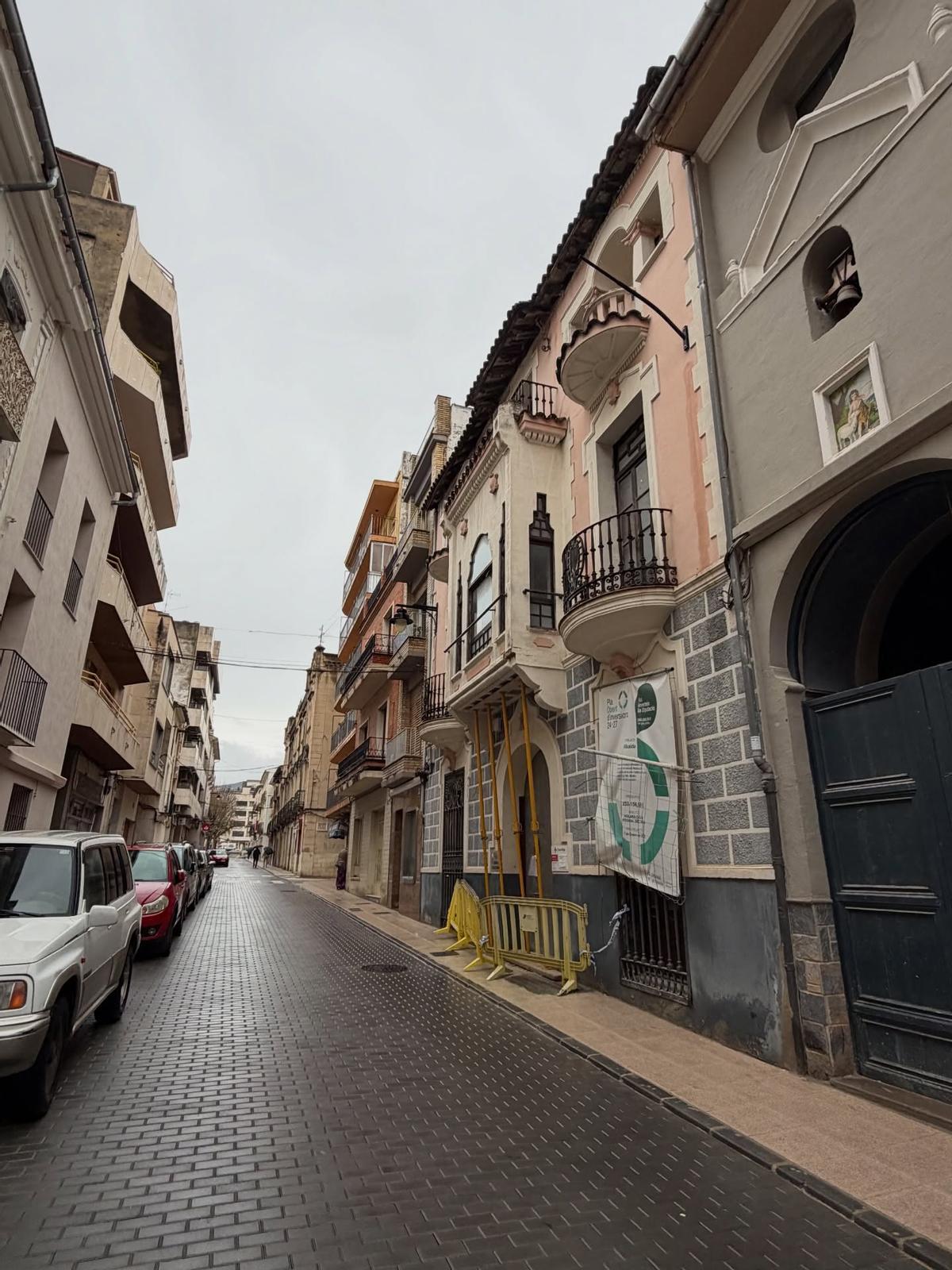 La Casa Balbina, a la derecha, en el céntrico Carrer Nou de Albaida.