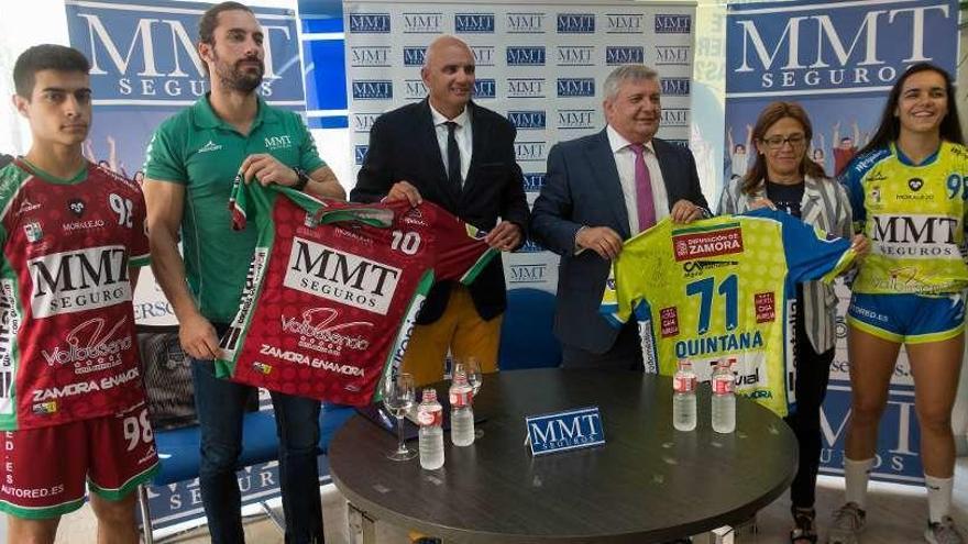 Miembros del BM Zamora, Román Rodríguez y Mayte Martín Pozo posan para las cámaras.