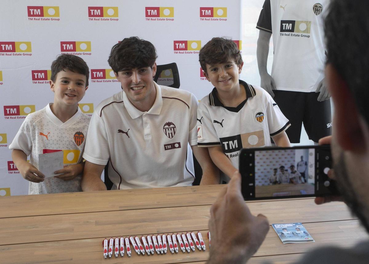 Javi Guerra firmando autógrafos en El Puig