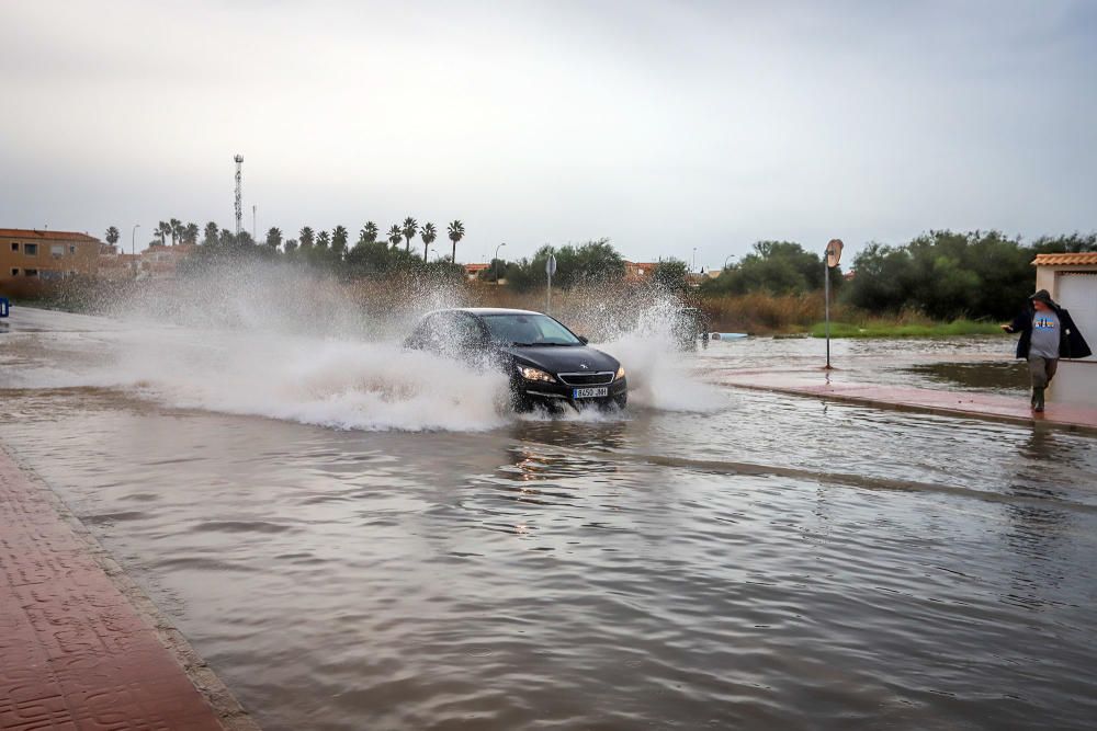 Imágenes de los vecinos retirando agua de las viviendas y las balsas de laminación que no dieron abasto ayer junto a la laguna de Torrevieja