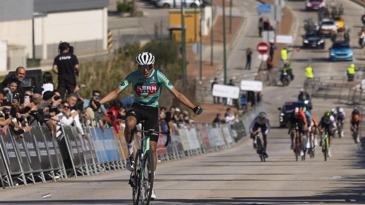 El navarro Diego Uriarte cruza la línea de meta en cabeza.